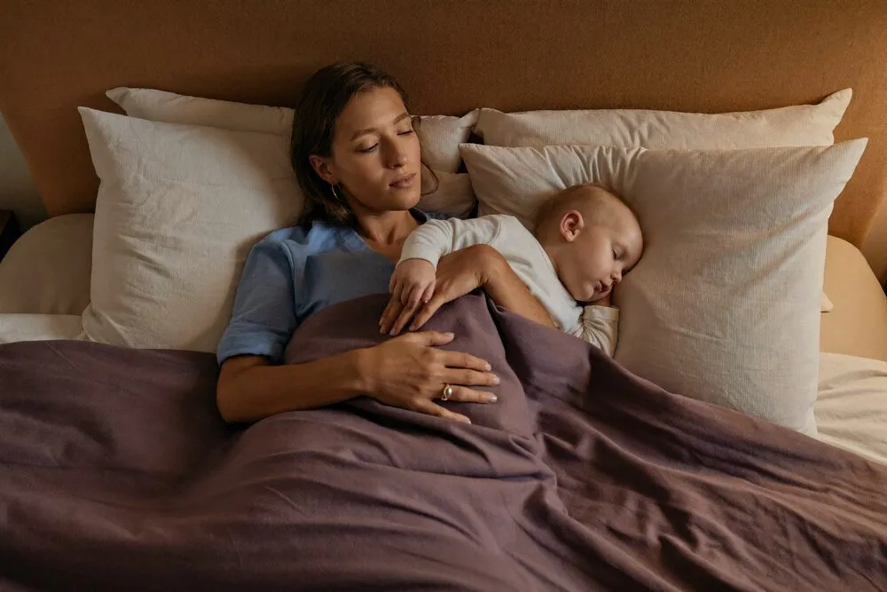 Foto bij artikel: Zelfstandig in slaap vallen: zo leer je het je baby zacht aan