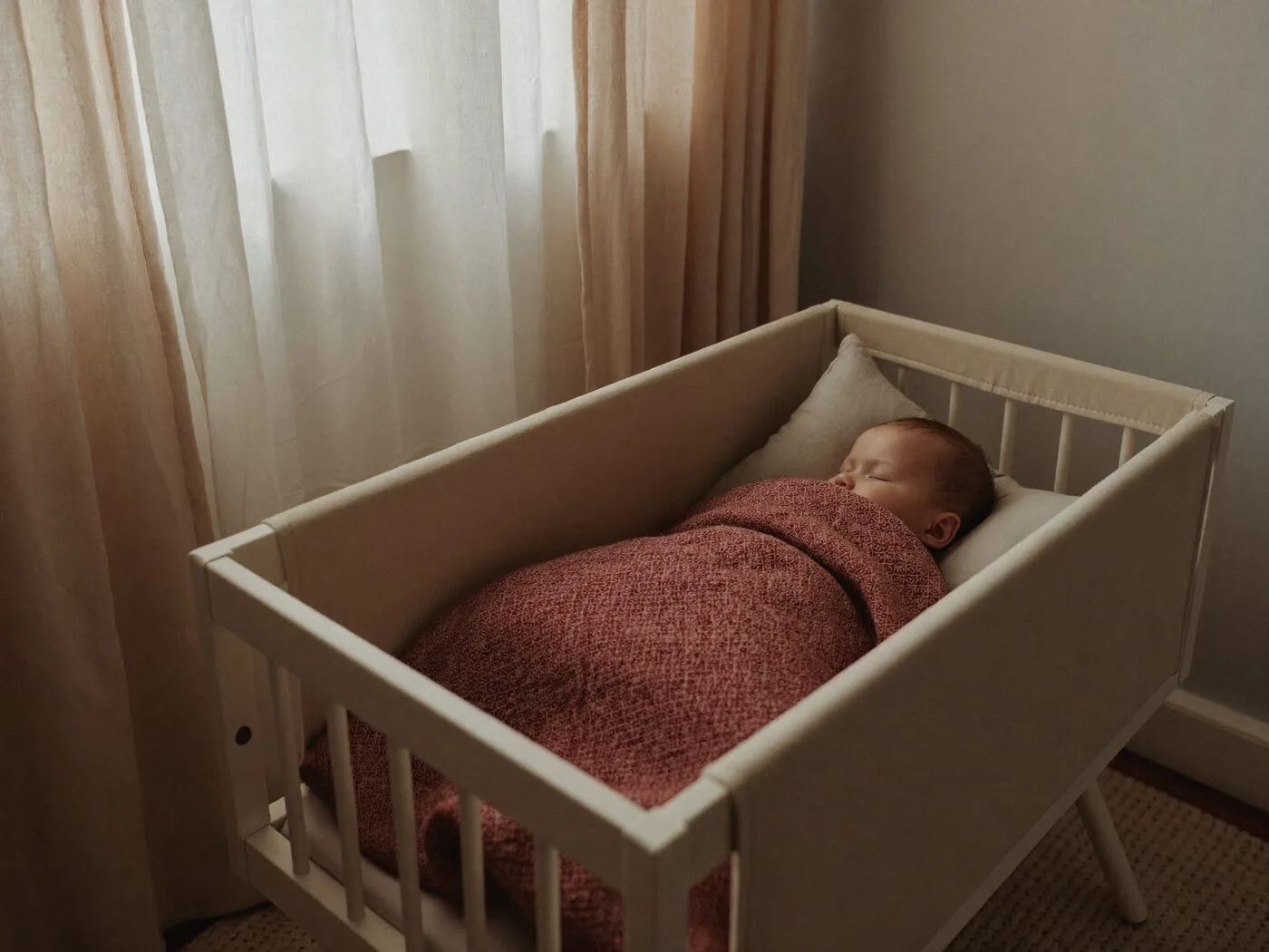 Rustig slapende baby, begeleid door een kinderslaapcoach in Den Haag