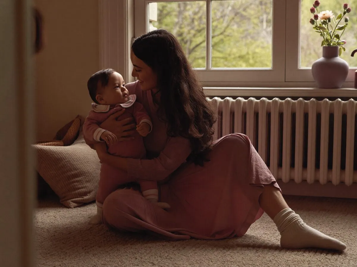 Ouder met baby, rust voor het slapengaan